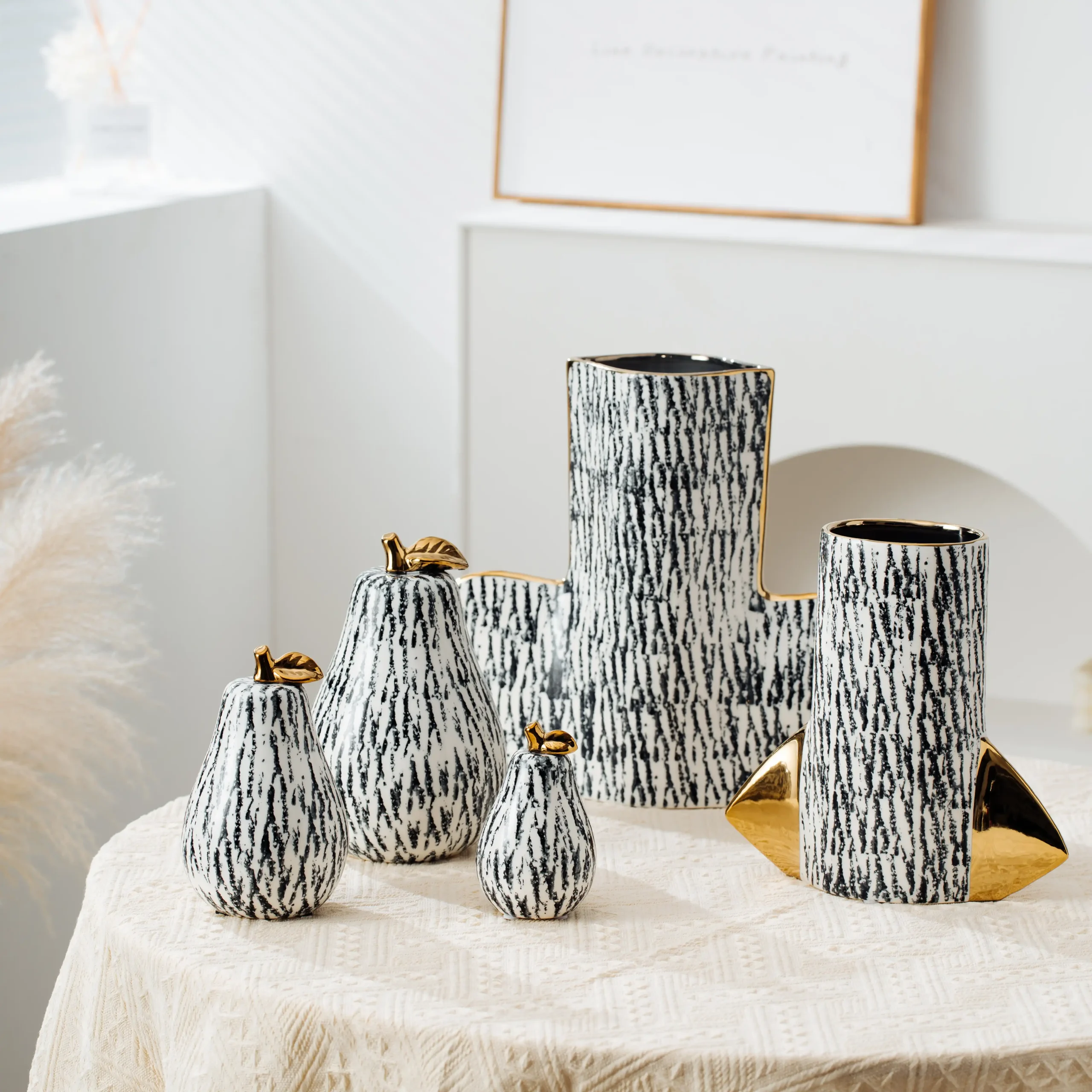Luxury ceramic vase ornaments for living room flower arrangements, showroom decorations, and high-end dining table decorations for home furnishings.